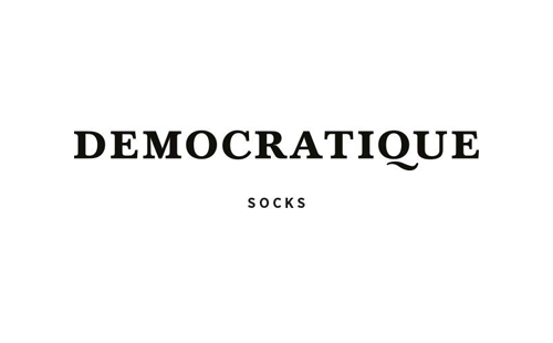 logo duńskiego producenta skarpet Democratique