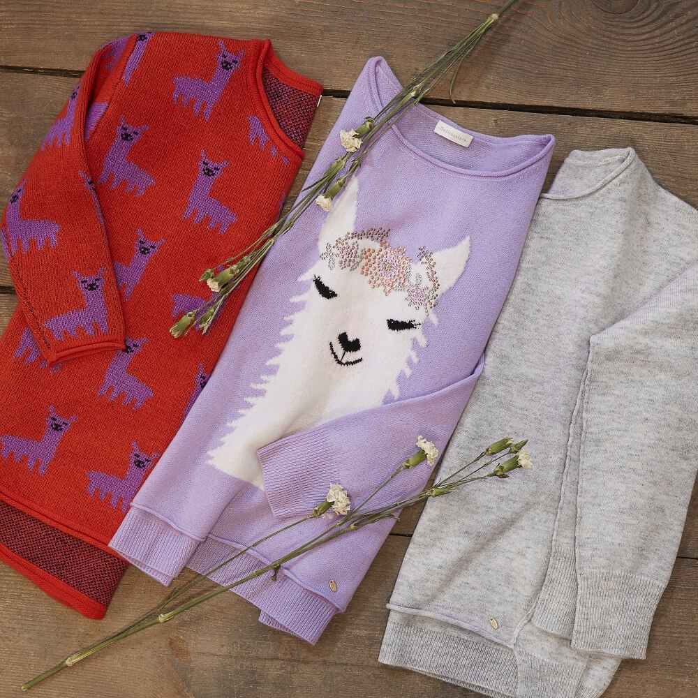 zdjęcie typu flat lay trzech wersji wzorów swetra marki Delicatelove