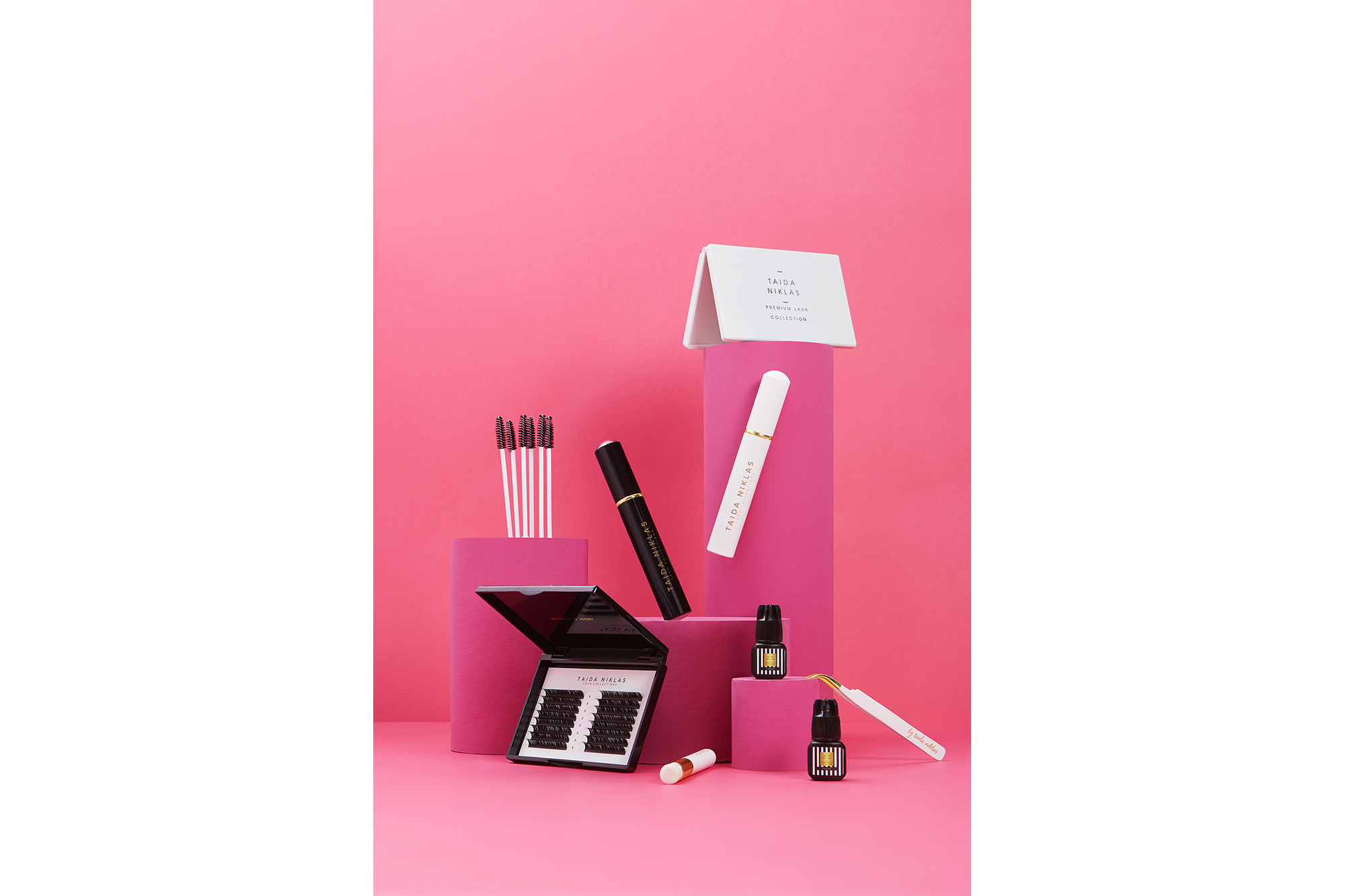 lashes and accessories from Taida Niklas laid on pick cubes