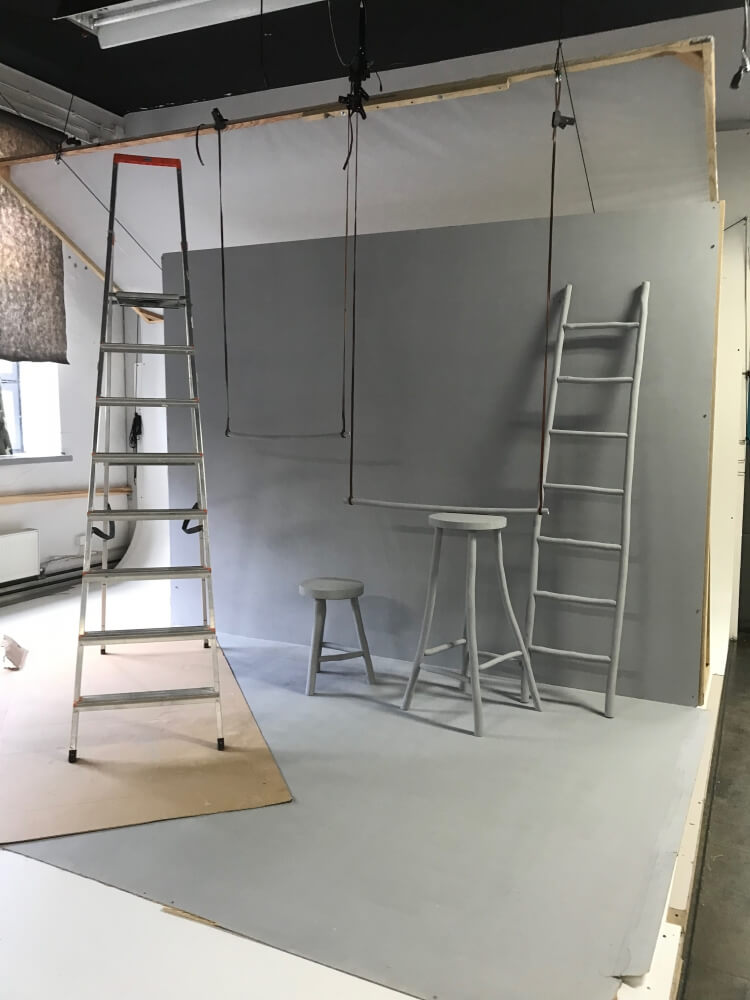 zdjęcie przedstawiające backstage z kreatywnej sesji reklamowej kocyków dla dzieci marki Fabliek