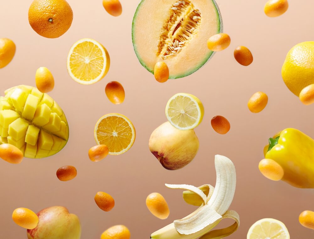 cytryny banany mango i inne owoce na jasnym tle z gradientem dla firmy owoce do biura